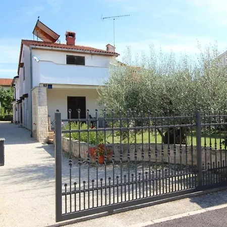 In Mit Grill, Terrasse Und Garten